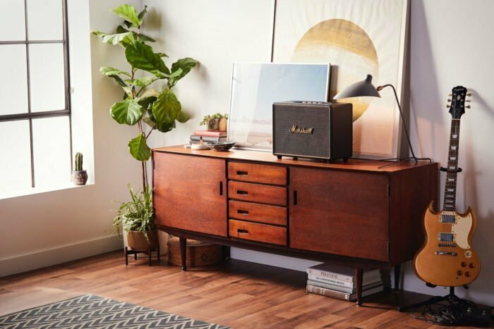 Une enceinte sans fil design Marshall posée sur une enfilade scandinave : le combo gagnant