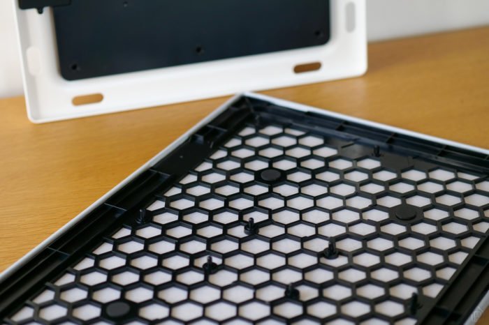 La grille se clipse via 12 plots en plastique