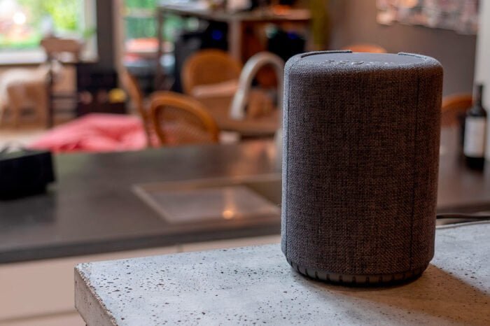 Une enceinte connectée nécessite un câble de courant et une connexion WiFi