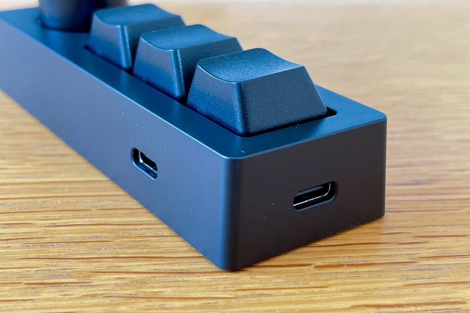 Deux possibilités pour brancher le câble USB-C Deux possibilités pour brancher le câble USB-C