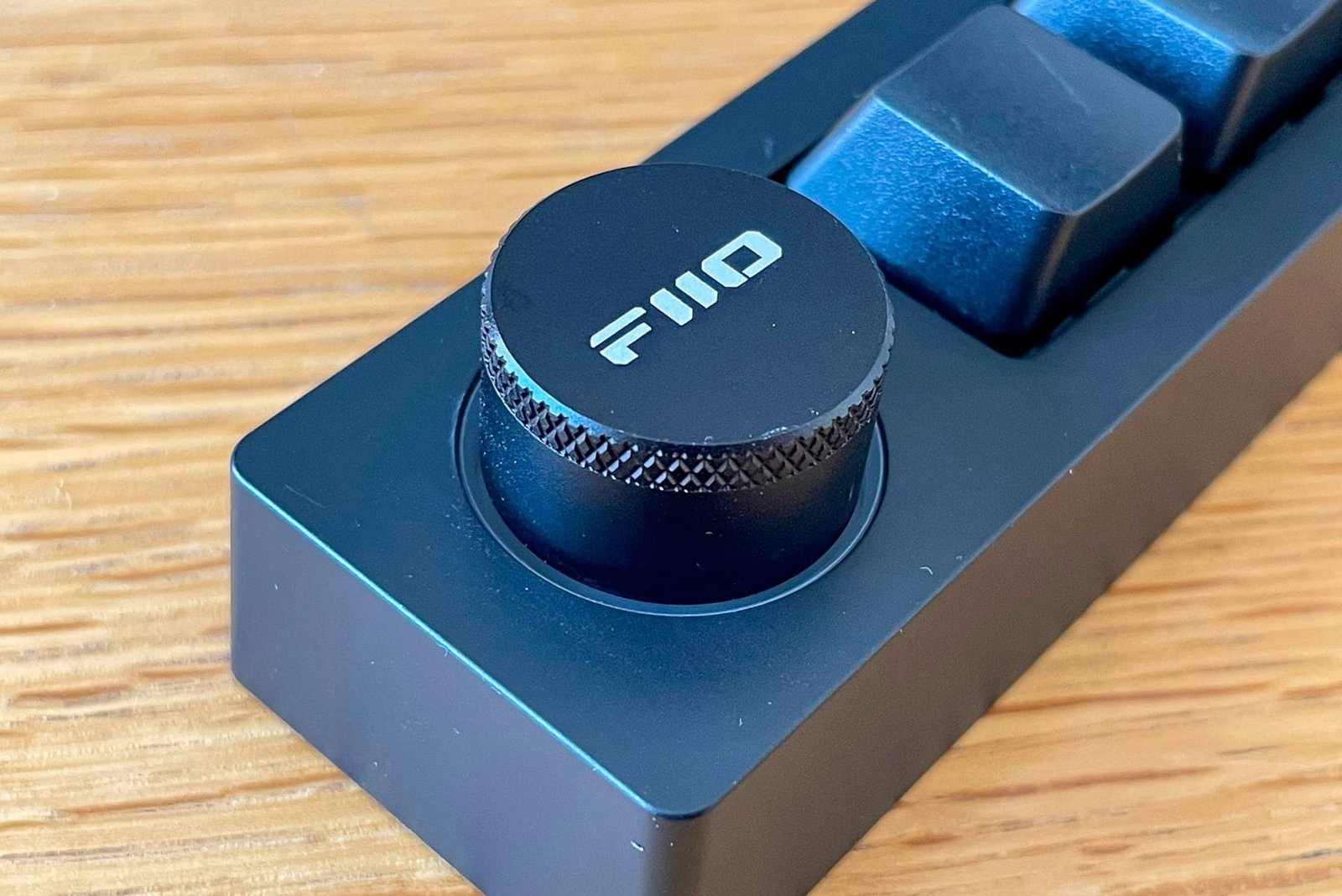 Le logo FiiO est gravé sur le potentiomètre Le logo FiiO est gravé sur le potentiomètre